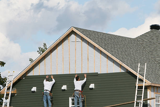 Professional Siding technician working in Saratoga, NC